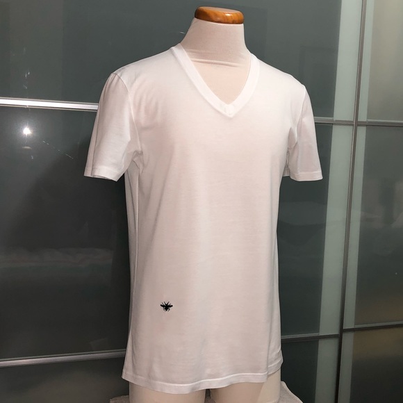 Christian Dior 🐝
T-SHIRT WITH BEE EMBROIDERY - Picture 3 of 15